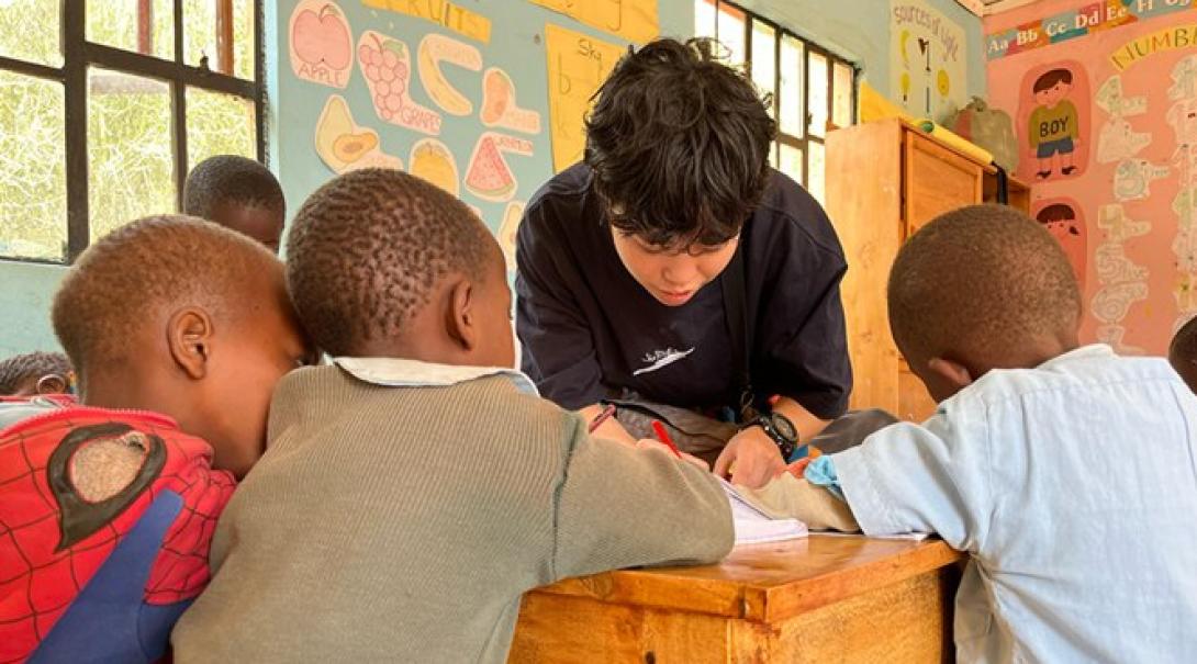 タンザニアでチャイルドケア活動に取り組む社会人ボランティア